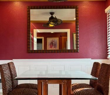 Diamond Head - Kapahulu - St. Louis House | Private Bedroom in Shared Guesthouse Waikiki Beach Area