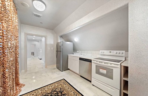 Dickinson Villa | Private Luxury Estate Retreat 8 Acres Near Galveston and Houston