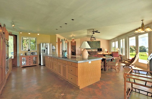 Papaikou House | Puumoi Pink House, 3 bedroom home with sunrise and ocean view.10 minutes to Hilo