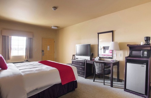 Valley View Hotel | Quiet & Spacious King-Bed Room Ideal for Rest Near Dallas Cowboys Stadium – 22 M