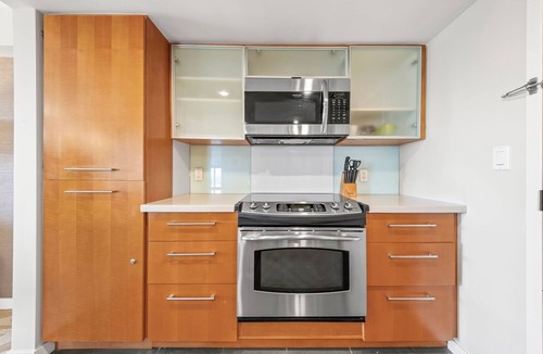 Ala Moana Condo | Refurnished! 33rd Floor RARE Executive Suite 2BR/2.5BA w/Kitchen & Laundry