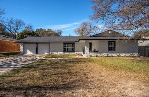 Vance Jackson House | Relaxed Luxury Pet Friendly Home w/Pool & Backyard Lounge in San Antonio, Tx