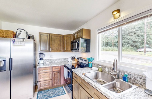 Kapoho House | Relaxing dog-friendly home near beaches, private W/D and shared pool