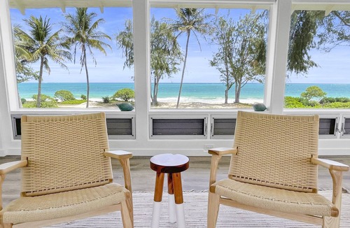 Waimanalo House | Remodeled Beachfront Home w/Ocean views covered Lanai & AC - 15 min from Kailua