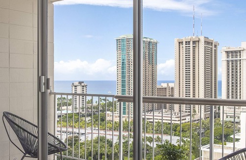 McCully - Moiliili Condo | Renovated 1 Bedroom W/Stunning Views, Parking, & Central Air