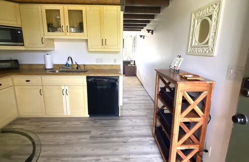 Kahuku Condo | Romantic Villa-Lovely Pond & Ocean View Studio