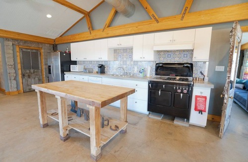 Mineral Wells Cabin | Rustic-Chic 2BR Casita Sleeps 10 Brazos River Views Mineral Wells