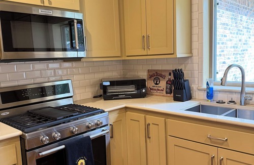 Holly Lake Ranch House | SECaT Retreat: Secluded 3-bedroom house in welcoming Holly Lake Ranch with AC