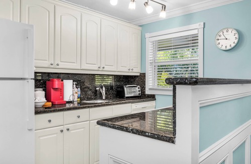 Grandview Heights Apartment | Simple & Cozy WPB Apartment #5