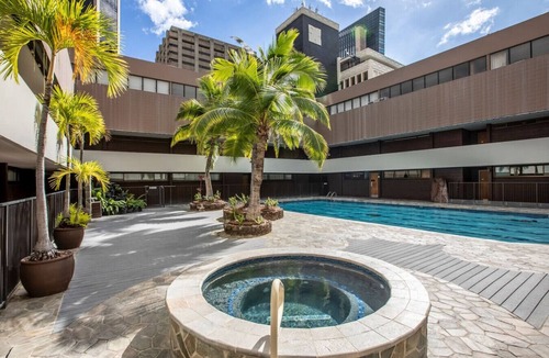 Downtown Honolulu Apartment | Sky-High 32F Suite in Honolulu – Free Parking