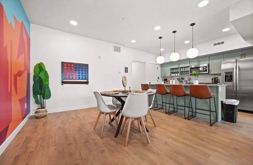 People's Freeway Condo | SLC Airport, Delta Center Townhome King BD Garage