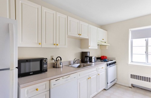North Brookline Apartment | Spacious 1BR steps from Cooldige Corner in Brookline, by Blueground