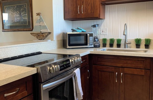 McCully - Moiliili Condo | Spacious 2-bedroom apartment sleeps 7 with parking