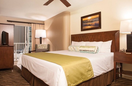 Honolulu Resort | Spacious 2-BR/2-bath suite with full kitchen & living room, minutes from beach