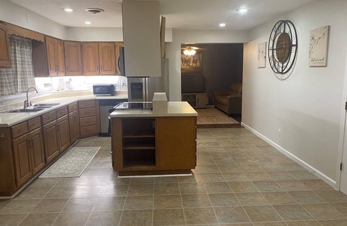 Montgomery City Other | Spacious 7-bedroom farmhouse in peaceful Montgomery City with AC