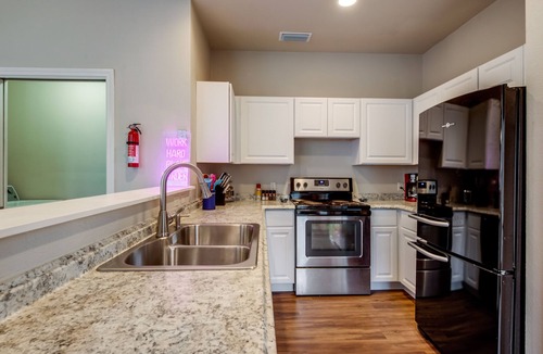 Como House | Spacious & Comfortable 3 Bedroom Home with Garage