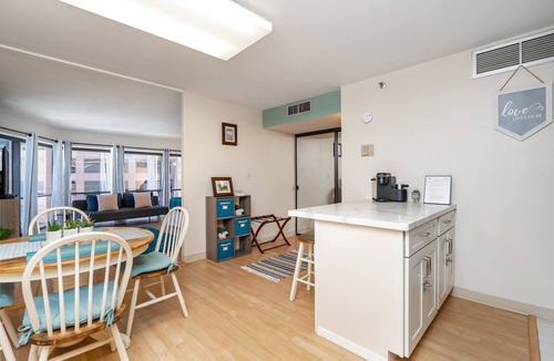 Downtown Honolulu Condo | Spacious Downtown Executive Retreat | Free Parking