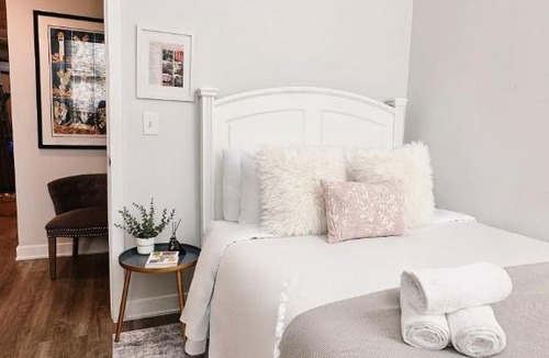 Downtown Apartment | Spacious Five-Bedroom, Sleeps 10, Walk to PPAC