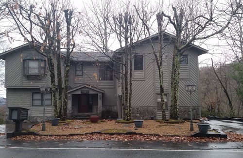 Beech Mountain House | Spacious, fully stocked house, close to skiing, fantastic long range view