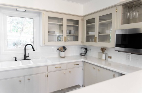 Turners House | Spacious Mid-Century Cozy Home with Lake View
