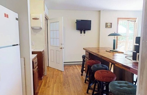 East Chop Apartment | Spacious Second FL 4-Bedroom Rental – Private Entrance & Newly Renovated Deck!
