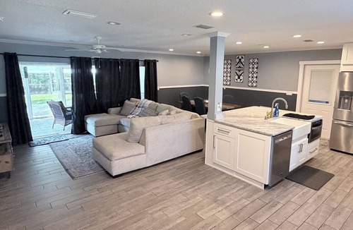 Indian Waters House | SPACIOUS WATERFRONT HOME WITH BOAT LIFT AND FLOATING DOCK 🎣 3/2 W/BONUS ROOM