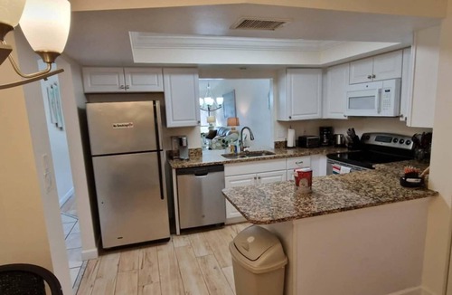 Sarasota Villa | SPRING SPECIAL! 2/2 BEAUTIFUL VILLA! 2 BR, 2 BA, Heated pool and Jacuzzi! WiFi