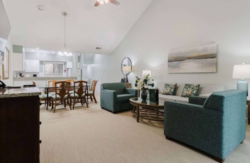 Shipyard Plantation Hotel | Stay the Near Beach | Pool, Bikes + Full Kitchen