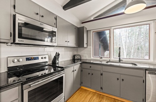 Winhall Ski Chalet | Stratton Mountain Ski Chalet: Hot Tub, Gameroom, Firepit, Grill, EV & Pond Views