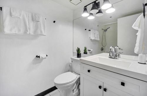 Downtown Honolulu Apartment | Stunning Resort! Steps to Pool, Hot Tub and Parking