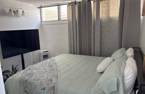 McCully - Moiliili Bed & Breakfast | Stylish 3-bedroom bed & breakfast in amazing Honolulu with a stunning view.