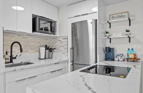 Diamond Head - Kapahulu - St. Louis Condo | Stylish Waikiki 1-Bedroom, Just Steps from the Beach!