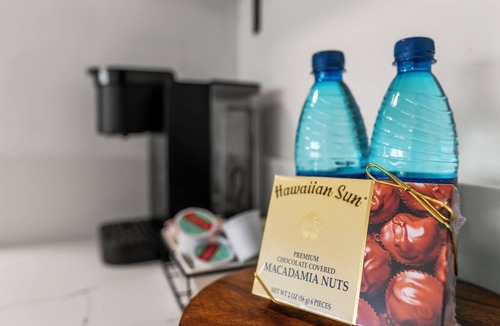 Diamond Head - Kapahulu - St. Louis Condo | Stylish Waikiki 1-Bedroom, Just Steps from the Beach!