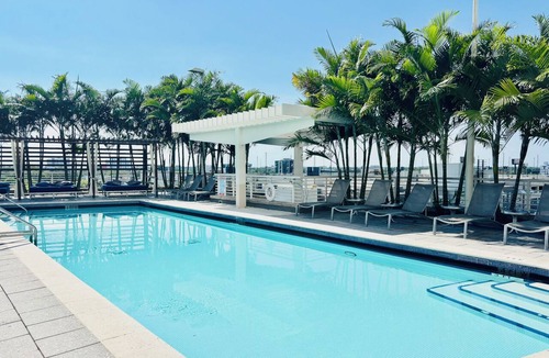 Midtown Condo | ☀ Sunset Views Pristine Rooftop Pool & Lounge Chic MIA Parking Included