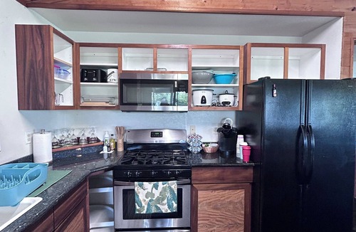 Hilo House | Superb 5-bedroom house in charming Hilo. Near mall, restaurants, and beaches.