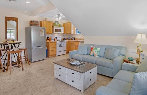 Uptown - Upper Duval Condo | *SUZY'S PARROT PERCH @ OLD TOWN* Condo + Last Key White Glove Service.