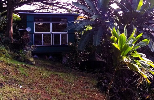 Puna Palisades Cottage | SWEET SPOT STAY-ENCHANTING GROTTO-Walk to the Beach and Warm Ponds Nearby