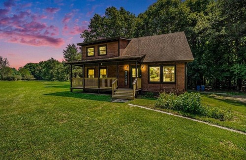 Scotts Cabin | Tall Pine Haven - 9 acres, king bed, dog friendly!