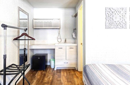 Manitou Springs Historic District Hotel | The Fountain Creek Inn | Veranda Queen | #201