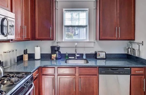 Dilworth Condo | The Home Collection: Historic Step-Free 2BR, Pet Friendly & Close to Atrium CMC