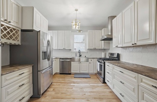 St. Anthony Park House | The St. Paul Castle ~ Heated Pool ~ Hot Tub ~ Sauna ~ Arcade ~ Bar ~ 8BR