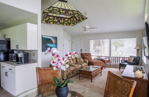 Pepeekeo House | This Tropical Bungalow features Air Conditioning and Tempurpedic King Bed