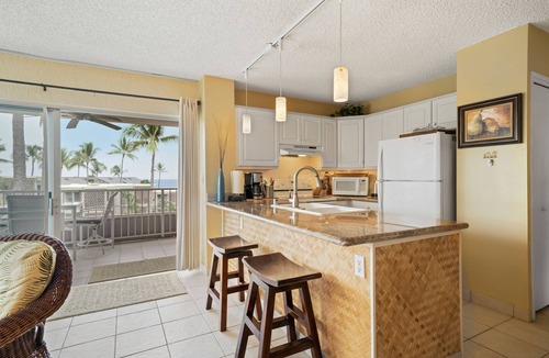 Kailua-Kona Condo | 🏖️Top Floor with AC & Ocean Views| Convenient Location