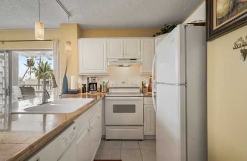 Kailua-Kona Condo | 🏖️Top Floor with AC & Ocean Views| Convenient Location