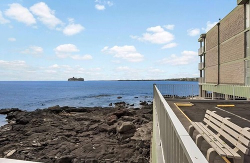 Kailua-Kona Condo | 🏖️Top Floor with AC & Ocean Views| Convenient Location