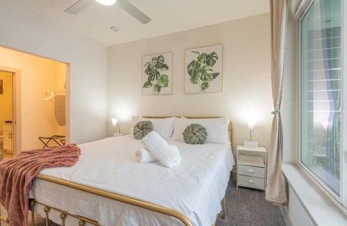 Downtown San Antonio Apartment | Trendy Riverwalk Retreat King Bed Free Parking Pool Gym