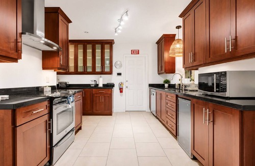 South Lake House | Tropical Pool Home · 5 Min to Hollywood Beach