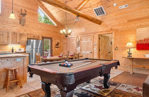 Ridgedale Cabin | True Log Cabin near Thunder Ridge Nature Arena-Private Hot Tub-Billiards-Free Attraction Tickets