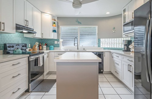 Kaneohe House | Two-story ocean view home with a furnished patio & deck, washer/dryer, & AC