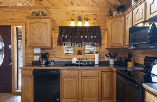 Branson Cedars Cabin | Upscale Log Cabin Over 2400 Sq Ft- Game Table-Free Tickets-Hot Tub-Car Charger-Near Thunder Ridge